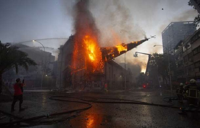 Demonstrasi Besar Melanda Chile, Dua Gereja Dibakar