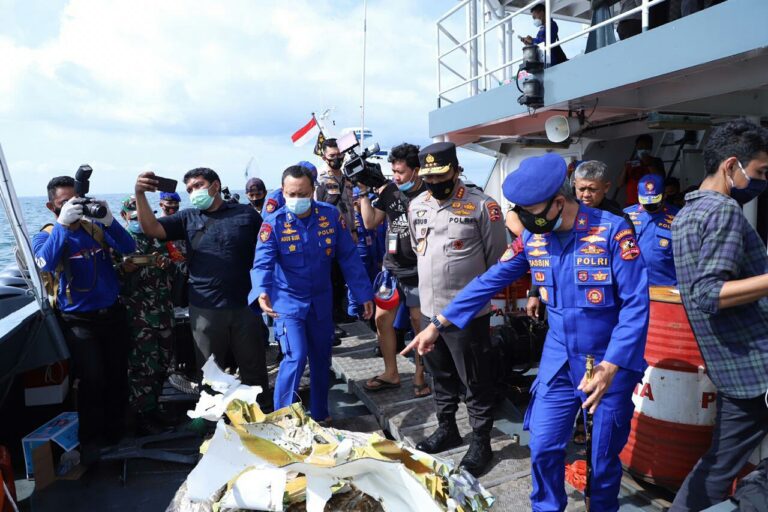 Kabaharkam POLRI Turun Langsung Memantau Proses Pencarian Korban Pesawat Sriwijaya Air SJ 182