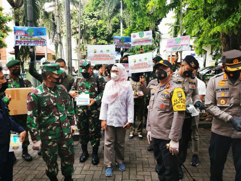 Kapolda Metro Dan Pangdam Jaya Bagikan 100 Ribu Masker Gratis Di Jakarta Barat