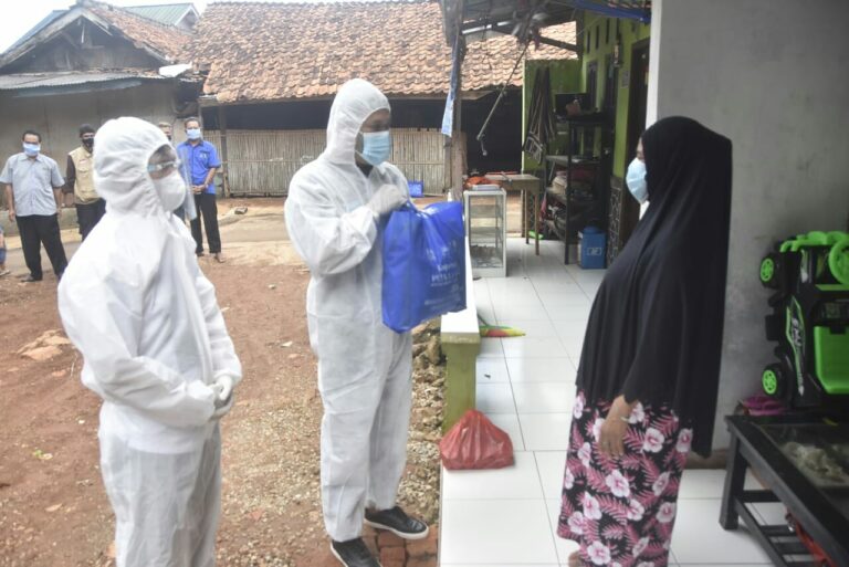 52 Warga Kelurahan Jatirangga Yang Isolasi Mandiri Dapat Suplai Sembako