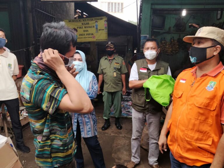 Katar Melati Raya Dan Kelurahan Kalibaru Bagi Ratusan Masker Di Pasar Pagi Fly Over