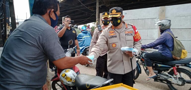 Kapolres Metro Kota Bekasi Bagikan Masker Di Pasar Pagi Fly Over Kalibaru