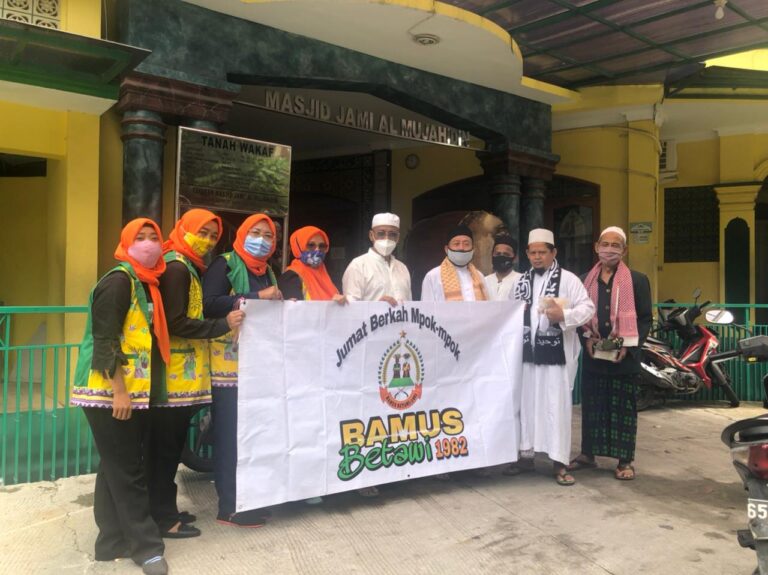 Jum’at Barokah Bamus Betawi 1982 : Bagikan 150 Box Makanan di Masjid AL MUJAHIDIN