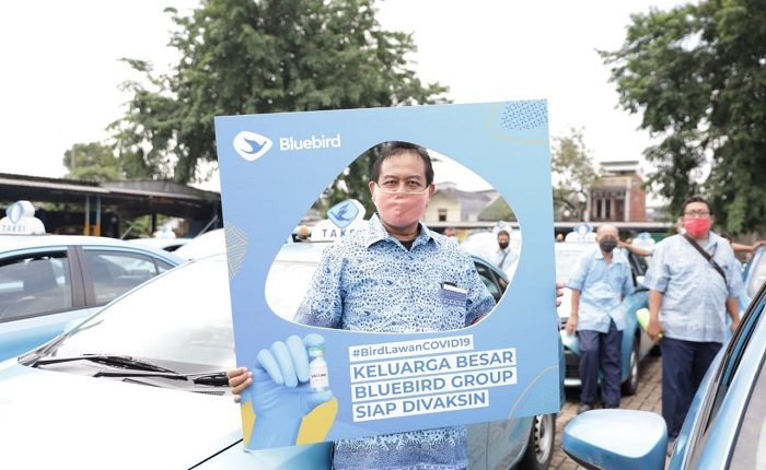 Bluebird Laksanakan Vaksinasi Pengemudi dan Lansia