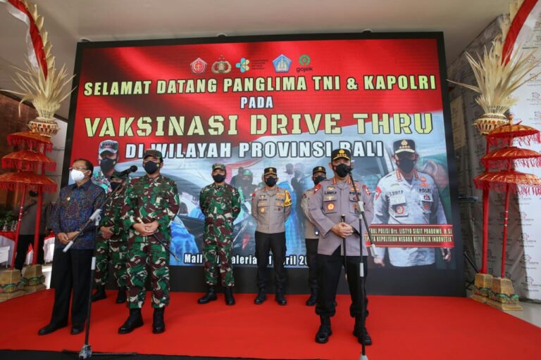 Panglima TNI Bersama Kapolri Tinjau Vaksinasi Drive Thru Di Bali