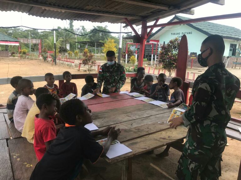 Yon Mekanis 512/QY Berikan Bimbingan Belajar Kepada Anak-Anak Papua