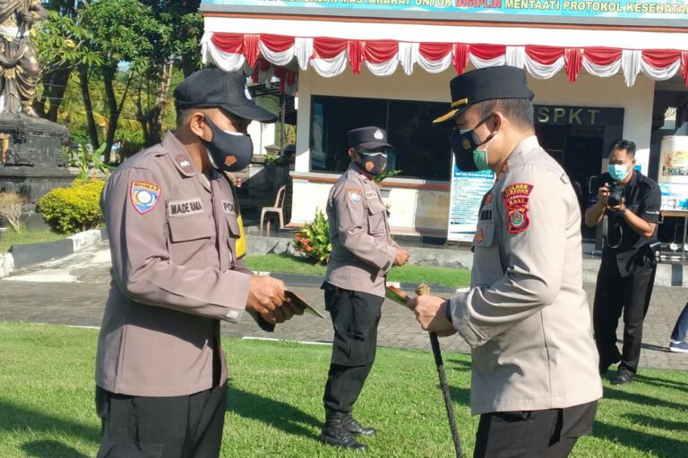 Kapolres Tabanan Bagikan Buku Saku “Pedoman Kontijensi Klaster Covid-19”