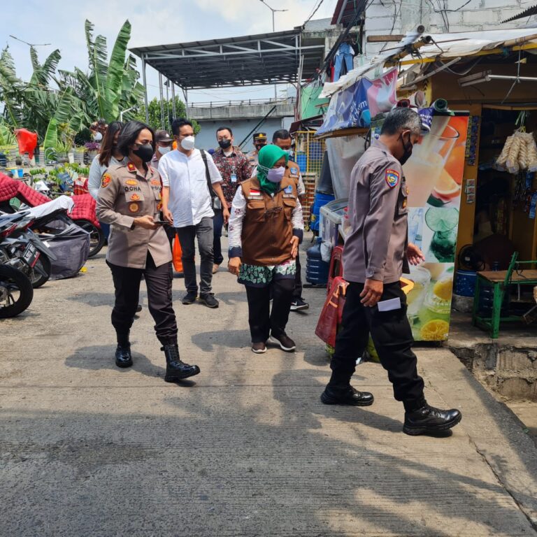 Kapolsek Tanjung Duren Kompol Rosana Albertina Santuni Anak Yatim Korban Covid-19 di Grogol, Jakarta Barat
