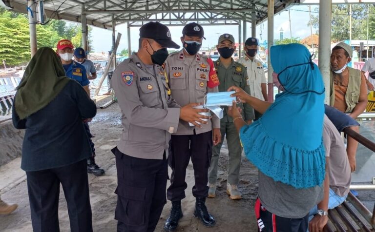 Sambangi Warga di Ruang Publik, Polres Kepulauan Seribu Himbau ProKes dan Bagikan 1.300 Masker