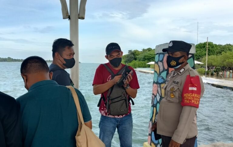 Pospam Ops Lilin Jaya-2021 Pulau Untung Jawa Wajibkan 476 Wisatawan Tiba Scan Barcode Aplikasi Peduli Lindungi