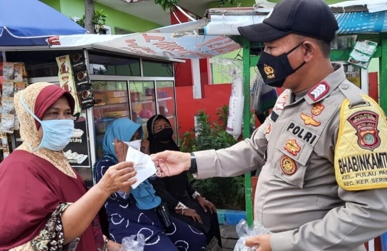 Sambangi Warga di Ruang Publik, Polres Kepulauan Seribu Himbau ProKes dan Bagikan 1.200 Masker