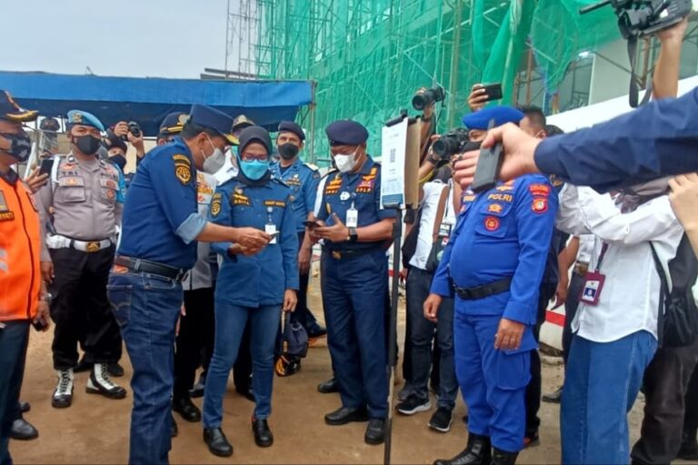 Sebelum Naik Ke Kapal, 370 Penumpang Jalani Scan Barcode Peduli Lindungi di Pintu Masuk Pelabuhan Kaliadem Muara Angke