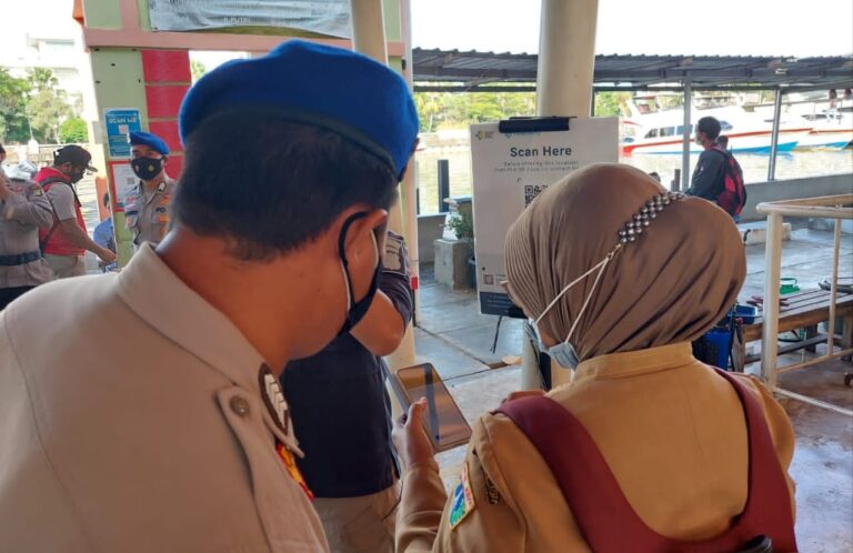 Di Dermaga Marina Ancol, 176 Penumpang Kapal Hendak Ke Pulau Seribu Jalani Scan Barcode Peduli Lindungi