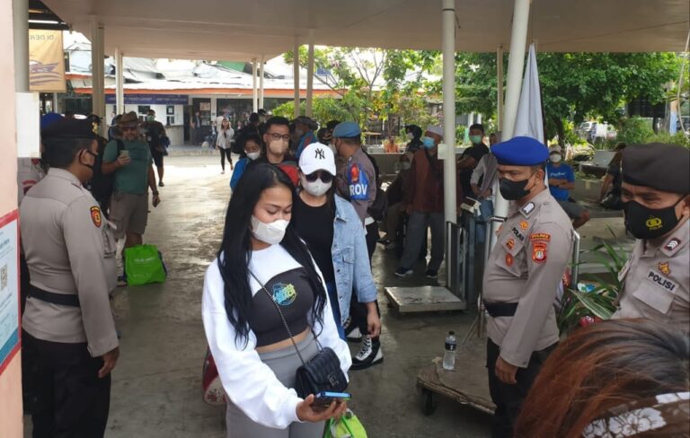 Di Dermaga Marina Ancol, 142 Penumpang Kapal Hendak Ke Pulau Seribu Diwajibkan Taat ProKes dan Sudah Suntik Vaksin