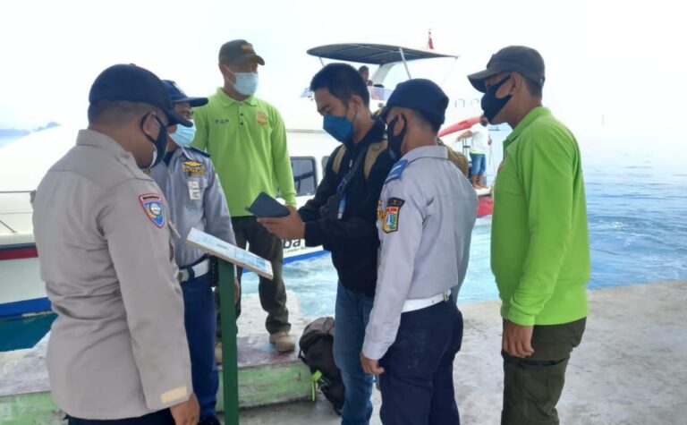 139 Penumpang Kapal Tiba Di Wilayah Kepulauan Seribu Utara, Diwajibkan Scan Barcode Peduli Lindungi
