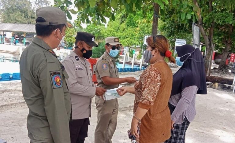 Sambangi Warga di Ruang Publik, Polres Kepulauan Seribu Himbau ProKes dan Bagikan 1.300 Masker