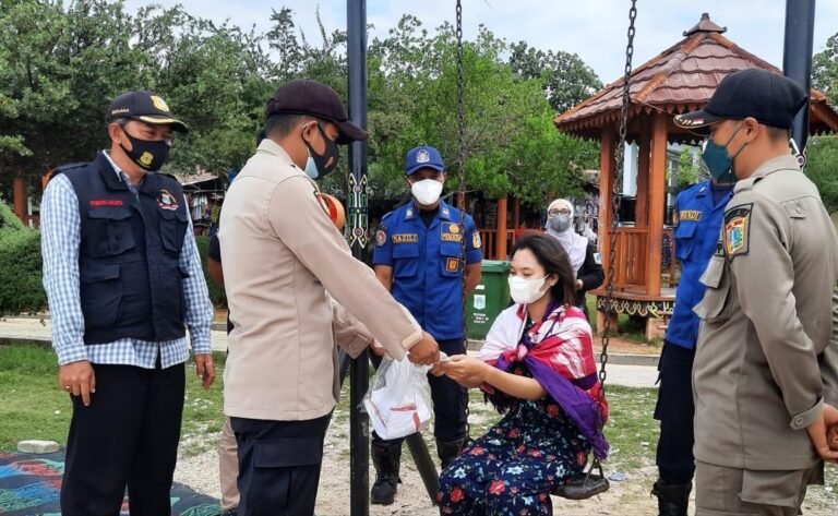 Sambangi Warga di Ruang Publik, Polres Kepulauan Seribu Himbau ProKes dan Bagikan 1.200 Masker