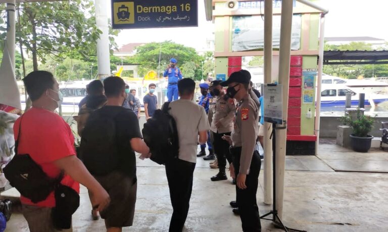 Setelah Scanning Barcode Aplikasi Peduli Lindungi, 127 Wisatawan Berangkat Ke Pulau Seribu Melalui Dermaga Marina Ancol