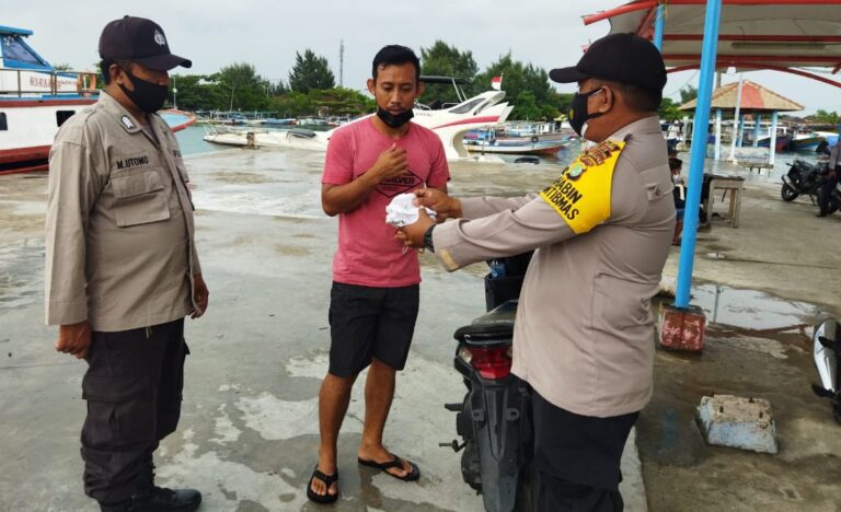 Sambangi Warga di Ruang Publik, Polres Kepulauan Seribu Himbau ProKes dan Bagikan 1.100 Masker