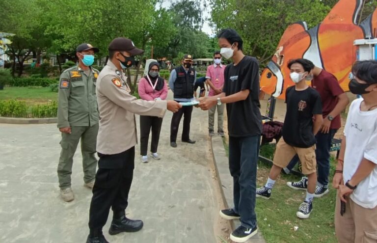 Hampiri Warga di Ruang Publik, Polres Kepulauan Seribu Himbau ProKes dan Bagikan 1.200 Masker