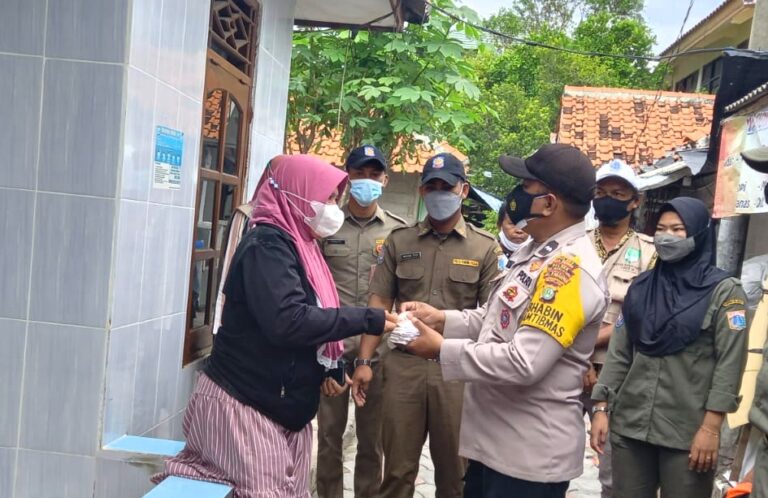 Sisir Ruang Publik, Polres Kepulauan Seribu Himbau ProKes dan Bagikan 1.300 Masker