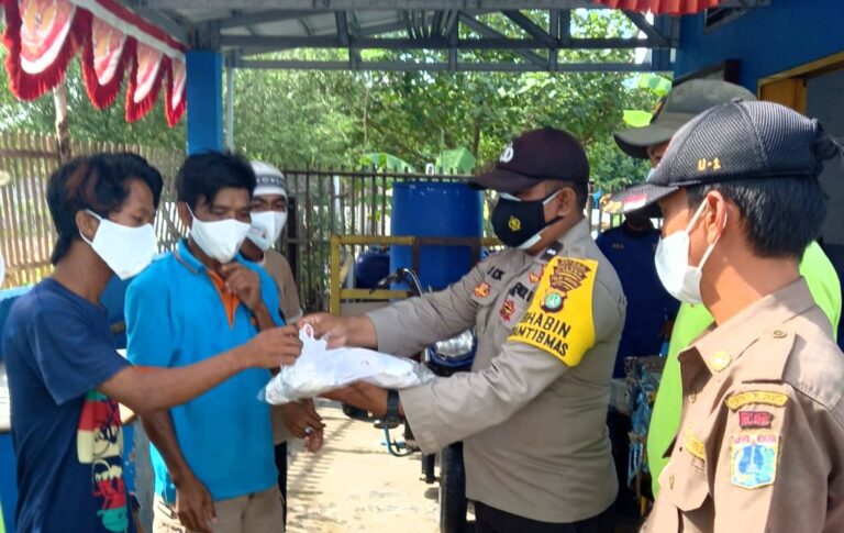 Sisir Ruang Publik, Polres Kepulauan Seribu Himbau ProKes dan Bagikan 1.100 Masker