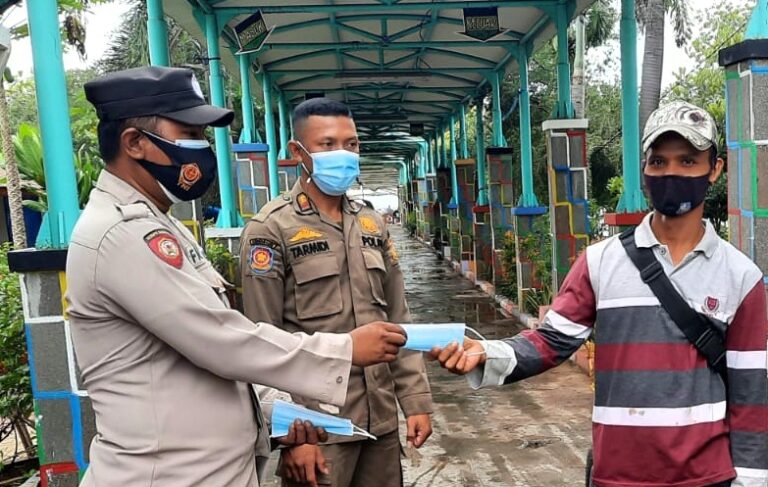 Polres Kepulauan Seribu Himbau ProKes dan Bagikan 1.400 Masker ke Warga di 8 Pulau