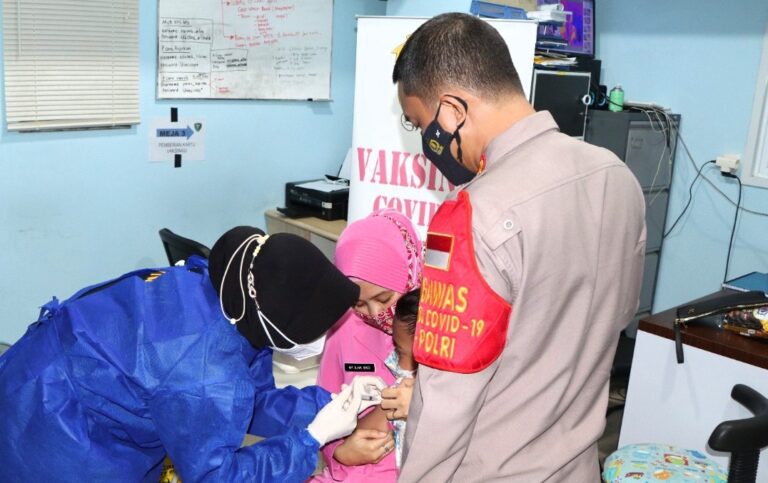 Anak Personel Polres Kep Seribu Usia 6-11 Tahun Ikuti Suntik Vaksin di Polres Kepulauan Seribu