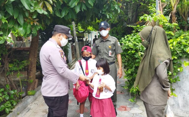 Polres Kepulauan Seribu Himbau ProKes dan Bagikan 1.000 Masker ke Warga di 8