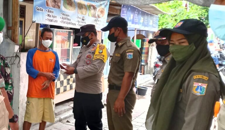 Polres Kep Seribu Cegah Penyebaran Cocid-19 dengan Himbauan Prokes dan Bagikan 1.100 Masker