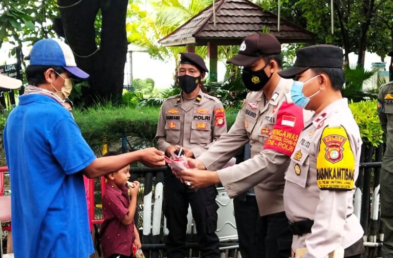 Polres Kepulauan Seribu Himbau ProKes dan Bagikan 1.100 Masker ke Warga di 8 Pulau