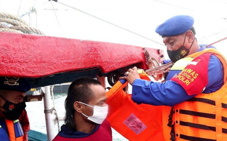 Lihat Kapal Sedang Melaut, Sat Polair Polres Kep Seribu Hampiri Nelayan Dan Bagikan Masker
