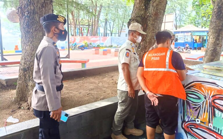 7 Pelanggar ProKes Disanksi Oleh Tim Ops Yustisi Gabungan Polres Kep Seribu di Pulau Pramuka
