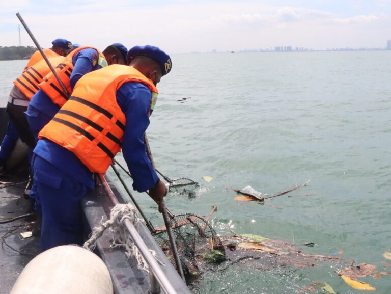 Sambil Patroli Perairan, Sat Polairud Polres Kep Seribu Buru Sampah di Laut Teluk Jakarta