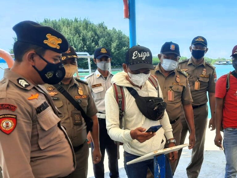 Setelah Jalani Scan PeduliLindungi di Dermaga Pulau Kelapa, 48 Penumpang Kapal Yang Baru Tiba Diwajibkan Menerapkan ProKes