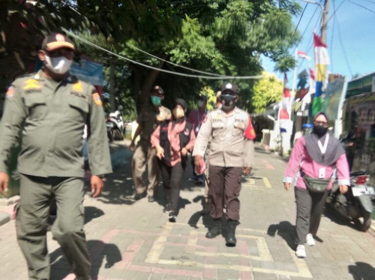 6 Pelanggar ProKes di Dua Pulau Disanksi oleh Tim Ops Yustisi Gabungan Polsek Kep Seribu Selatan