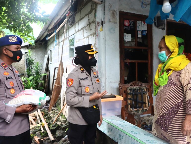 Polres Kep Seribu Bagikan 100 Paket Beras Kepada Warga Terdampak COVID19 Pulau Lancang Yang Sudah Suntik Booster