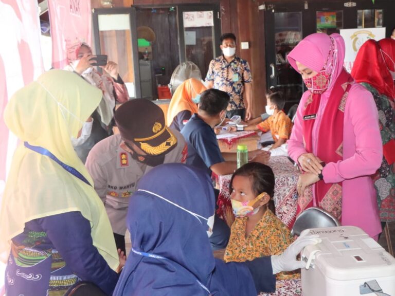Gelaran Vaksinasi Anak Usia 6-11 Tahun Dosis Dua Di Pulau Panggang Dikunjungi Kapolres Kep Seribu