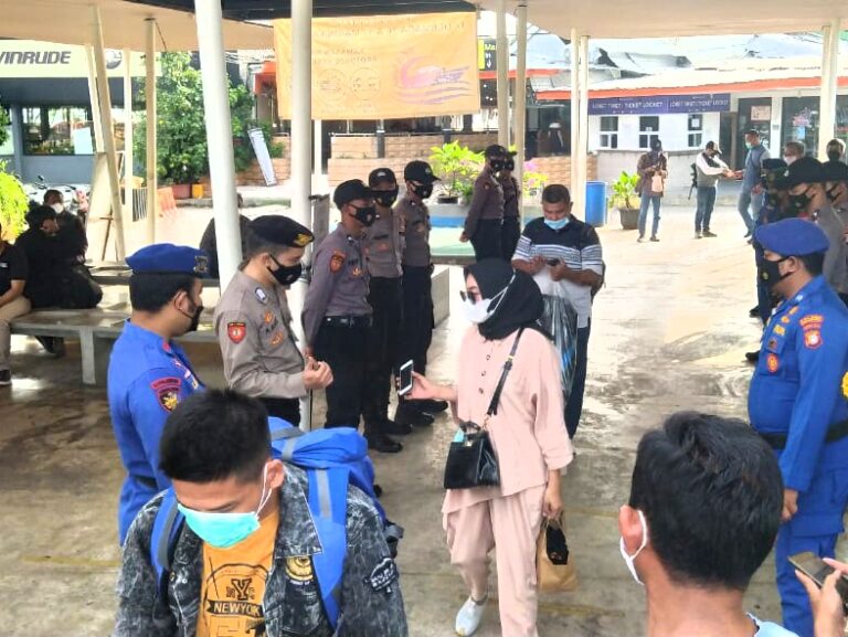 Jalani Scan PeduliLindungi Di Dermaga Marina Ancol, 70 Penumpang Kapal Berangkat Ke Pulau Seribu