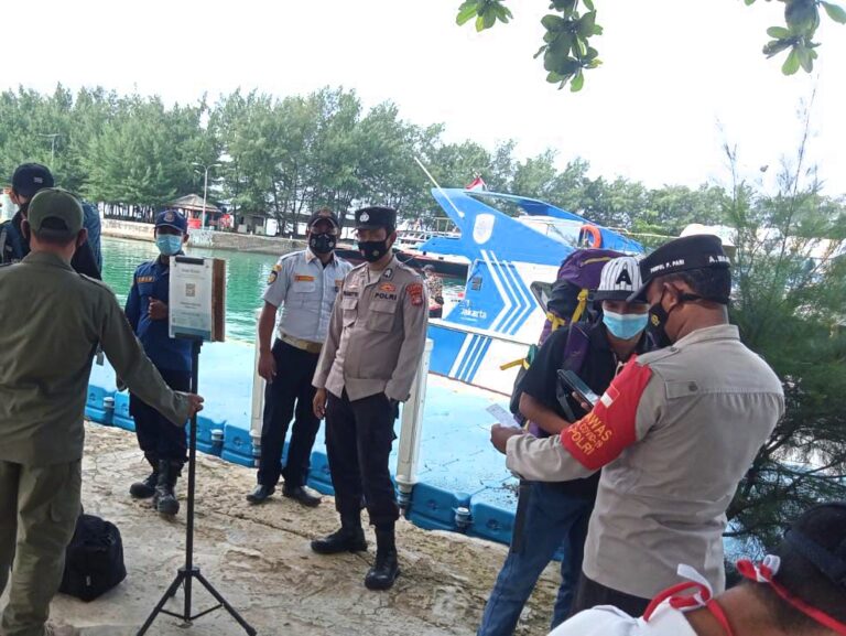 Polsek Kep Seribu Selatan Wajibkan 50 Penumpang Kapal Tiba Di Pulau Pari Scan PeduliLindungi