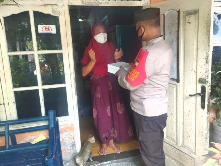 Jumat Barokah, Kaum Dhuafa di Pulau Harapan Dibagikan Nasi Kotak Oleh Polsek Kep Seribu Utara
