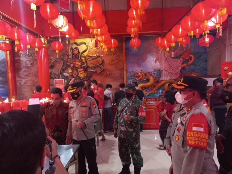 Berikan Rasa Aman, Danramil 03/Teluk Pucung Bersama Babinsa Pantau 4 Lokasi Pelaksanaan Malam Tahun Baru Imlek 2573