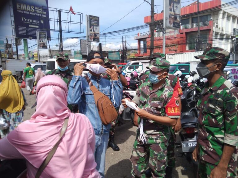 Ingatkan Disiplin Prokes, Koramil 04/Ckp Bagikan Masker Di Pasar Tradisional
