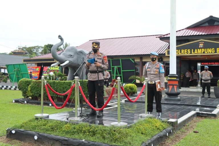 Kapolres Lampung Barat Memimpin Langsung Upacara Kenaikan Pangkat Pengabdian Personil