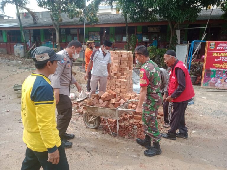 Babinsa Ikuti Gotong Royong Ciptakan Lingkungan Sekolah Bersih
