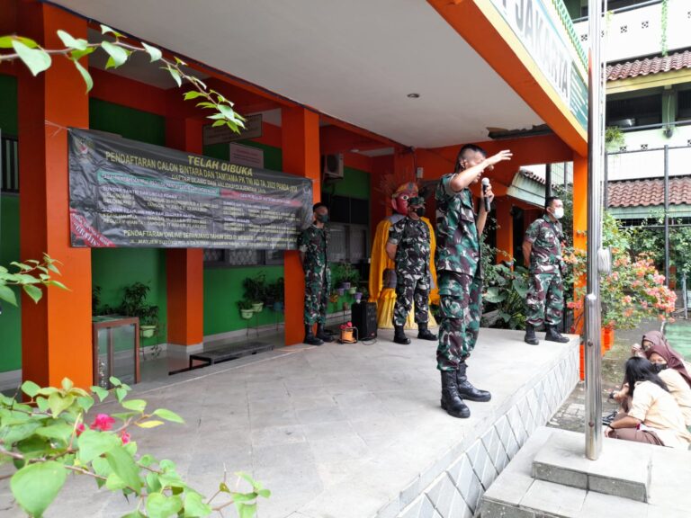 Danramil 07/ Kemayoran Sambangi SMKN 21 Sosialisasikan Rekriutmen TNI AD