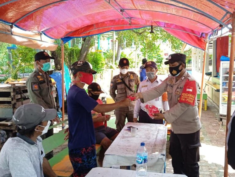 Cegah Covid 19 Gelombang 3, Polres Kep Seribu Terus Himbau ProKes dan Bagikan 1.200 Masker ke Warga
