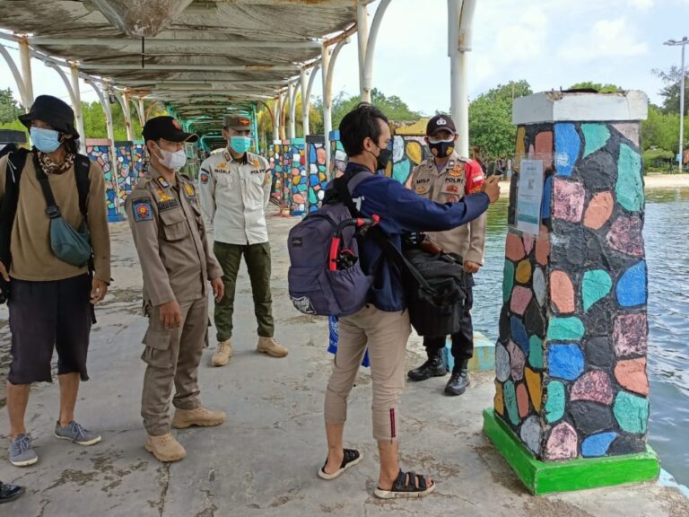 Ketatkan ProKes, Polsek Kep Seribu Selatan Wajibkan 179 Penumpang Kapal Baru Tiba Scan PeduliLindungi