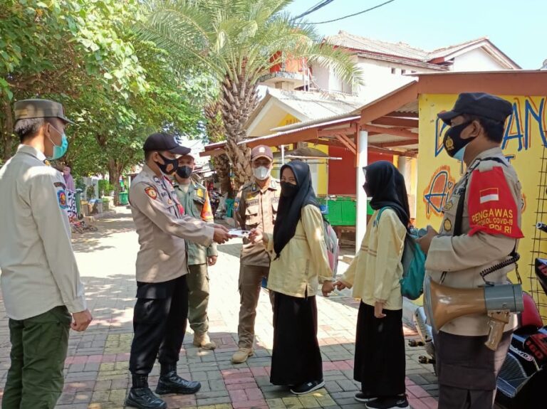 Cegah Covid19, Polres Kep Seribu Terus Himbau ProKes dan Bagikan 1.300 Masker ke Warga