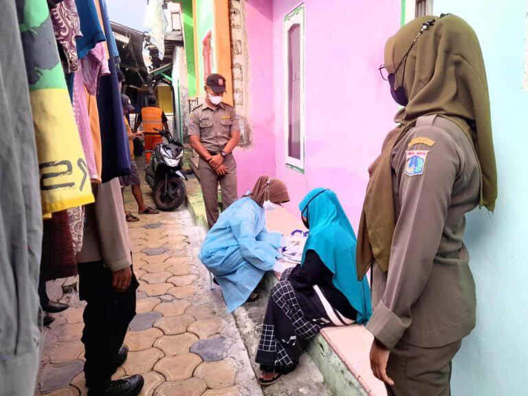 Upaya Cegah Sebaran COVID19, Polsek Kep Seribu Utara Giatkan Testing Swab Antigen Door to Door
